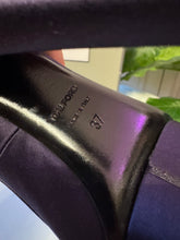 Load image into Gallery viewer, Tom Ford Size 7 Satin Pumps

