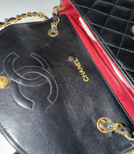 Load image into Gallery viewer, PRELOVED Chanel Lambskin Round Single Flap
