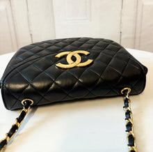 Load image into Gallery viewer, PRELOVED Chanel Lambskin Round Single Flap
