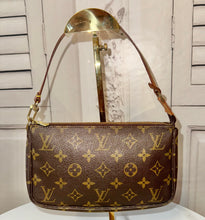 Load image into Gallery viewer, PRELOVED Louis Vuitton Pochette Accessories
