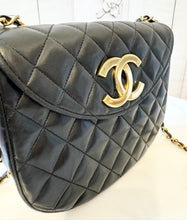 Load image into Gallery viewer, PRELOVED Chanel Lambskin Round Single Flap
