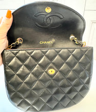 Load image into Gallery viewer, PRELOVED Chanel Lambskin Round Single Flap
