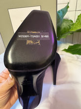 Load image into Gallery viewer, Tom Ford Size 7 Satin Pumps
