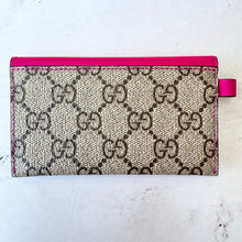 Load image into Gallery viewer, Brand New Gucci Supreme Canvas Card Holder
