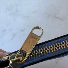 Load image into Gallery viewer, Brand New Gucci Supreme Canvas Card Holder
