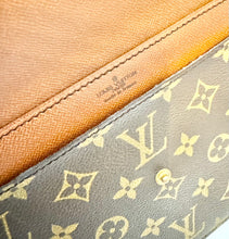 Load image into Gallery viewer, PRELOVED Louis Vuitton Pochette Double Rabat
