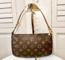 Load image into Gallery viewer, PRELOVED Louis Vuitton Pochette Accessories
