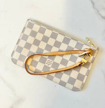 Load image into Gallery viewer, PRELOVED Louis Vuitton Damier Azur Neverfull Pochette PM
