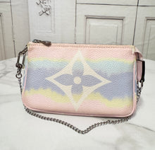 Load image into Gallery viewer, PRELOVED Louis Vuitton Escale Mini Pochette Accessories
