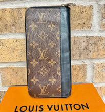 Load image into Gallery viewer, PRELOVED Louis Vuitton Monogram Macassar Vertical Zippy Wallet
