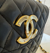 Load image into Gallery viewer, PRELOVED Chanel Lambskin Round Single Flap
