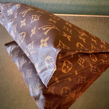 Load image into Gallery viewer, Louis Vuitton Toiletry Pouch 26
