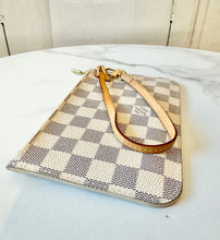 Load image into Gallery viewer, PRELOVED Louis Vuitton Damier Azur Neverfull Pochette PM
