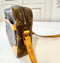 Load image into Gallery viewer, PRELOVED Louis Vuitton Trocadero 24
