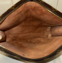 Load image into Gallery viewer, PRELOVED Louis Vuitton Toiletry Pouch 26
