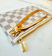 Load image into Gallery viewer, PRELOVED Louis Vuitton Damier Azur Neverfull Pochette PM
