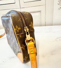 Load image into Gallery viewer, PRELOVED Louis Vuitton Trocadero 24
