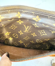 Load image into Gallery viewer, PRELOVED Louis Vuitton Trocadero 24
