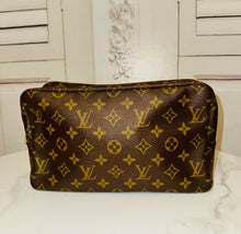 Load image into Gallery viewer, PRELOVED Louis Vuitton Trousse Toilette 28
