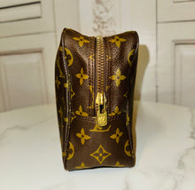 Load image into Gallery viewer, PRELOVED Louis Vuitton Trousse Toilette 28
