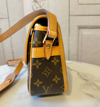 Load image into Gallery viewer, PRELOVED Louis Vuitton Monogram Sologne
