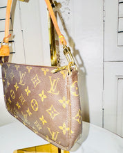 Load image into Gallery viewer, PRELOVED Louis Vuitton Pochette Accessories
