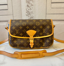 Load image into Gallery viewer, PRELOVED Louis Vuitton Monogram Sologne
