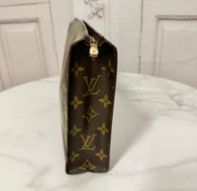 Load image into Gallery viewer, PRELOVED Louis Vuitton Toiletry Pouch 26
