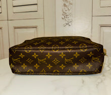 Load image into Gallery viewer, PRELOVED Louis Vuitton Trousse Toilette 28
