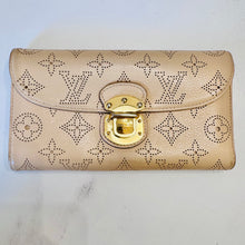 Load image into Gallery viewer, Louis Vuitton Mahina Amelia Wallet
