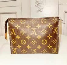 Load image into Gallery viewer, PRELOVED Louis Vuitton Monogram Toiletry Pouch 19
