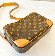 Load image into Gallery viewer, PRELOVED Louis Vuitton Trocadero 24
