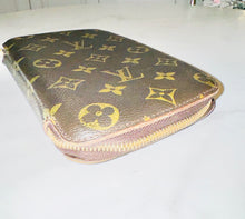 Load image into Gallery viewer, PRELOVED Louis Vuitton Geode Organizer Zippy Wallet
