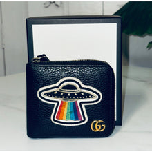 Load image into Gallery viewer, Gucci Courrier Embroidered UFO Zip Around Wallet Men&#39;s Wallet
