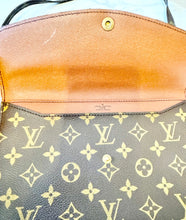 Load image into Gallery viewer, PRELOVED Louis Vuitton Pochette Double Rabat
