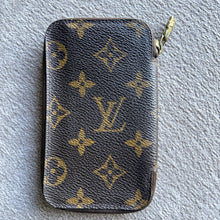 Load image into Gallery viewer, Louis Vuitton Zippy 6 Key Case
