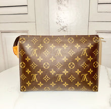 Load image into Gallery viewer, PRELOVED Louis Vuitton Toiletry Pouch 26
