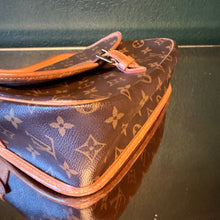 Load image into Gallery viewer, Louis Vuitton Monogram Sologne
