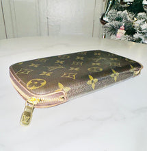 Load image into Gallery viewer, PRELOVED Louis Vuitton Geode Organizer Zippy Wallet
