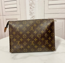 Load image into Gallery viewer, PRELOVED Louis Vuitton Toiletry Pouch 26
