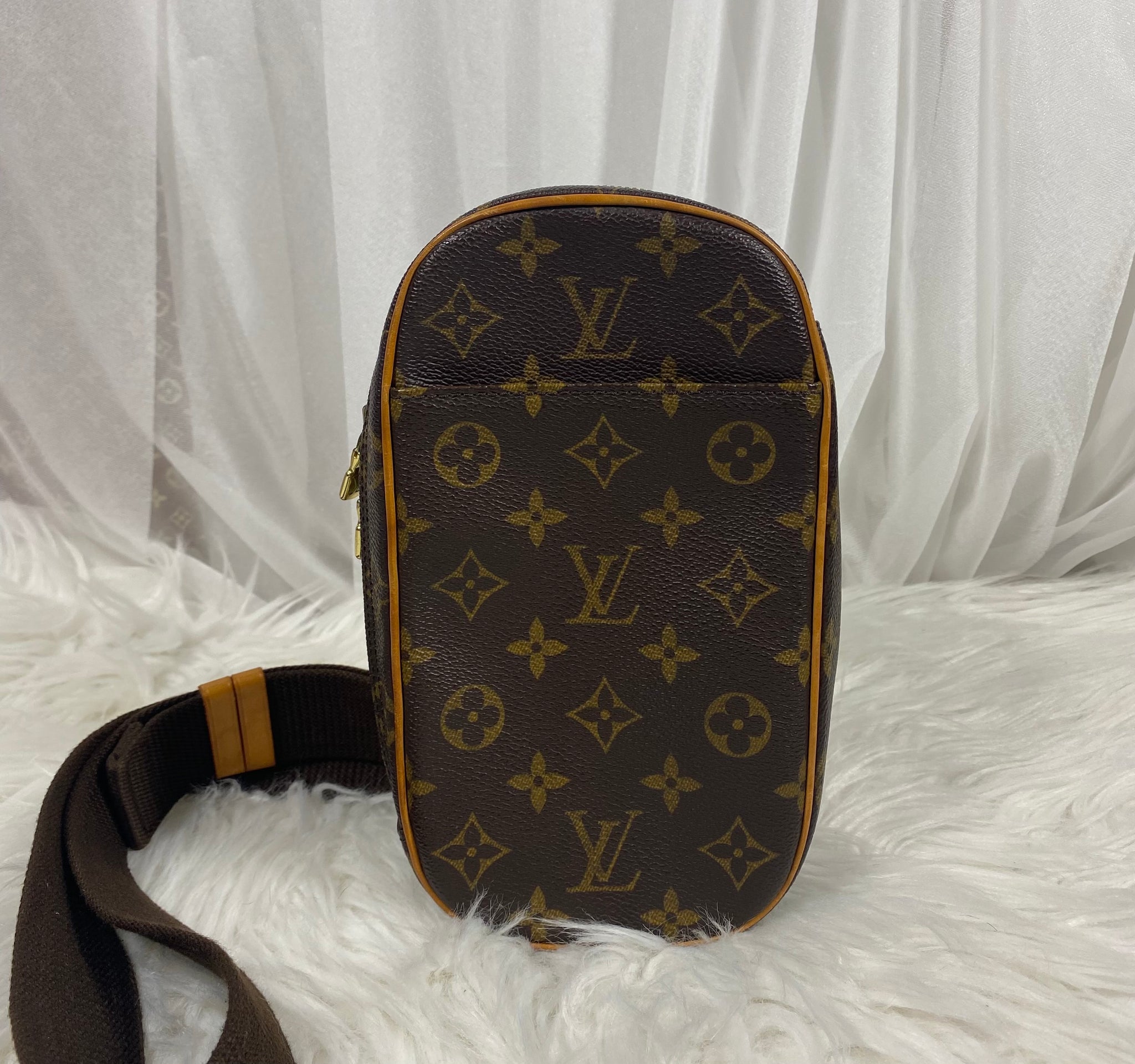 Louis Vuitton Monogram Gange Pochette handbag Louis Vuitton