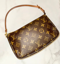 Load image into Gallery viewer, PRELOVED Louis Vuitton Pochette Accessories
