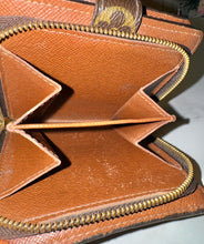 Load image into Gallery viewer, PRELOVED Louis Vuitton Compact Zippé Wallet
