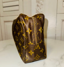 Load image into Gallery viewer, PRELOVED Louis Vuitton Trousse Toilette 28
