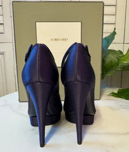 Load image into Gallery viewer, Tom Ford Size 7 Satin Pumps
