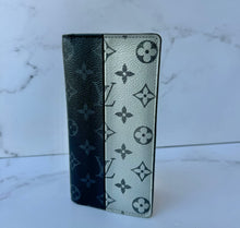 Load image into Gallery viewer, PRELOVED Louis Vuitton Monogram Eclipse Split Brazza Wallet
