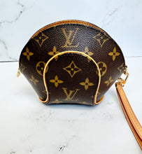 Load image into Gallery viewer, PRELOVED Louis Vuitton Monogram Mini Ellipse Wristlet Clutch
