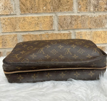 Load image into Gallery viewer, PRELOVED Louis Vuitton Trousse Toilette 28
