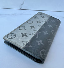 Load image into Gallery viewer, PRELOVED Louis Vuitton Monogram Eclipse Split Brazza Wallet
