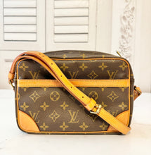 Load image into Gallery viewer, PRELOVED Louis Vuitton Trocadero 24
